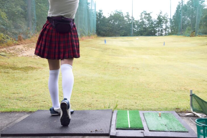 ゴルフのスイングをする女性