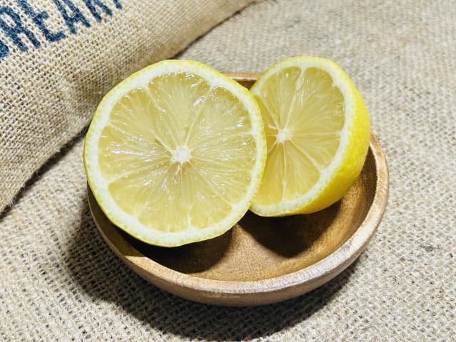 レモン水を飲むと痩せる？レモンの栄養成分と代謝への影響を検証